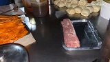 好好吃饭了，妹子吃鸡蛋灌饼和豆浆
