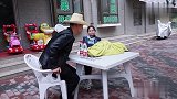 两二货超市打巨型扑克，老板以为要炸超市，真有趣