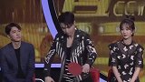 张艺兴想喊杨紫说话纠结半天，最后戳了下杨紫衣服，真是个小呆子