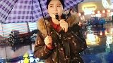 流浪歌手一曲《老地方的雨》，听出了很不一样的味道！