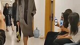 高校宿舍版秋冬时装周大秀，走秀的都是大一新生