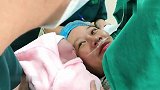记录新生儿宝宝和妈妈的第一次亲密接触，脸贴脸的那刻太美了