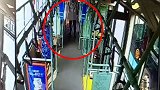 江苏一年轻男子在公交车上撒尿 公厕就在十几米外