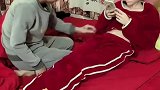 男子拿老婆开玩笑，女子接下来的动作让人猝不及防