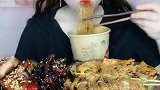 女神吃酸辣粉，热气腾腾，大口大口吞咽超满足，是幸福的味道！