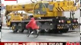 100304搅拌车侧翻 司机成功逃生