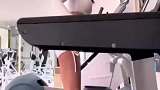 女生健身房鸵鸟式跑步，跑步的跟跳芭蕾的都沉默了