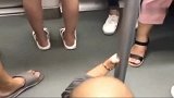 小和尚第一次坐地铁，接下来的举动把人笑喷了，简直太可爱了