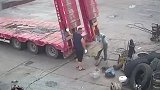 维修师傅在修车时，操作不当险些酿悲剧
