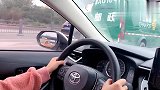 女司机第一次在市区开车，手忙脚乱油门当刹车，这驾照是买的吗？