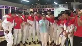 中超-17赛季-幸福的小妹妹！志愿者与上海男足全队合影激动得捂脸哭了-花絮