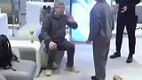 老人陪伴老伴商场买鞋起争执，老伴狠狠打了他一下准备离开
