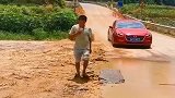 帅哥被汽车溅了一身泥，想出这招来反击，实在是太解气了
