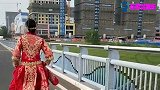 江西新余新娘：新娘在街上狂奔，看她的背影应该是很伤心的