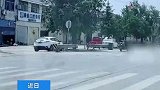 无人驾驶三轮车路上行驶，一路悠悠直行闯红灯