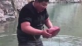 小胖子捡到一块价值过千万的玉石，据说是按克卖的珍品！