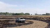 小麦还没收完就失火了，小轿车也跟着火灾一起报废!