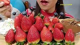 新鲜的大草莓，看着好好吃的样子