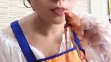 小姐姐直播吃生呛梭子蟹，看到眼前这一幕，我瞬间馋哭了！