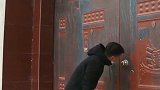 大儿子儿媳不孝顺，父亲饿晕在路边无人管，小儿子看不下去了