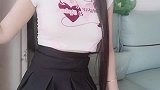 身材好的美女小姐姐，穿上超短百褶裙穿起来确实显嫩