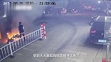 摩托车自燃！广东16岁女孩5分钟淡定扑灭起火