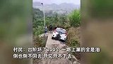 车主开车走台阶下山卡半山腰引围观，村民：台阶坏了200个，一路上漏的全是油