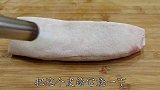 把油条和猪腿肉一起做，味道鲜美下饭，吃起来特香一口一块超过瘾