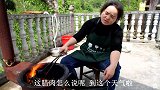 苗大姐拿出古董老腊肉，黑不溜秋火烧，透亮肥肉吃满嘴油滋滋