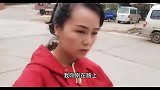 流浪狗带着宝宝在垃圾堆生活，见人就上前讨好，你会怎么办