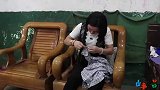 儿媳妇没工作，却从不缺钱花，婆婆不解悄悄跟踪，眼前情景感动了