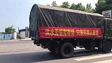 人民子弟兵驰援抗洪，过往车辆自觉停车致敬，真让人感动