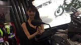 超美车模现重庆摩博会，与机车争风