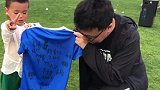 这一对父子俩幸福感爆棚，中国足球小将现场感动常在！