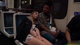 美女故意靠路人的肩膀上假装睡觉，路人非常的尴尬