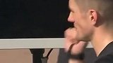 主裁很无奈！德乙蒙面球迷冲进球场拔掉VAR显示器电源插头