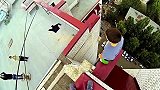 跑酷-14年-通往牛逼之路!跑酷敢死队成员楼顶空翻飞楼-新闻