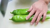 做厨师十年的老师傅，是这样切尖椒的，不辣眼睛速度还非常快