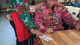 小伙吃饭用纸币，没想到老板以恶制恶，结果搞笑了！