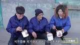 短剧：工地食堂为节约开支，用漏勺打饭，看工友如何出奇招套路