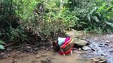 “野人”好心帮村姑捉鱼，没想村姑却耍心眼，真是凉人心