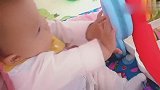 可爱的小宝宝太会玩了，连车轱辘都能玩得这么嗨