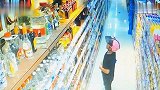 【福建】男子超市偷酒藏裤裆带走 尴尬一幕全程被拍下