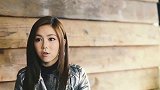 邓紫棋终于换回长直发，露脐背心配运动裤个性又时髦，气场好强大