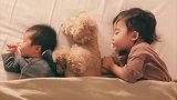小姐弟和汪星人一起睡午觉，画面把心都萌化了