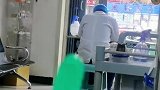 从背后痛击白大褂，这屋怎么还漏雨啊