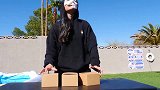 蒙眼挑战“未知泳池”！小姐姐手气太差，倒下的时候就后悔了