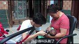 孙刚满月，刘婶全家围着给孙剃头发，还为儿媳讲解为啥要剃头发