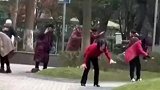 大妈们跳吐舌健身舞，犹如“丧尸”有点吓人！