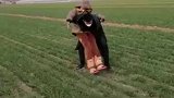 这也太帅了吧！小伙抱着弟弟踢正步，怎么可以长这么帅！